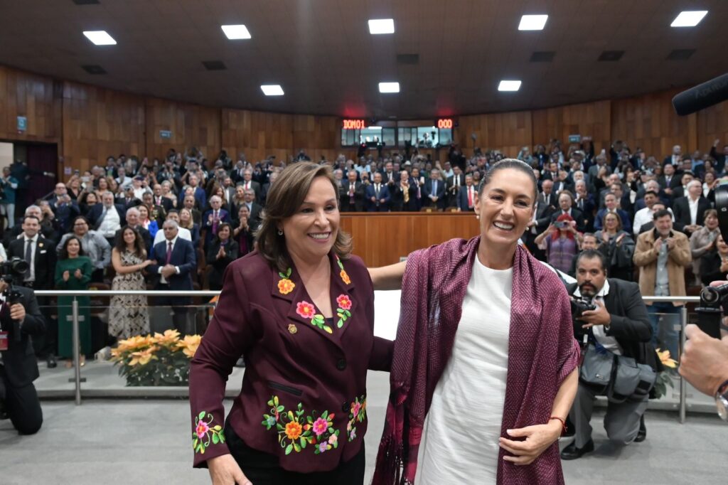 Rocío y Claudia salón de plenos